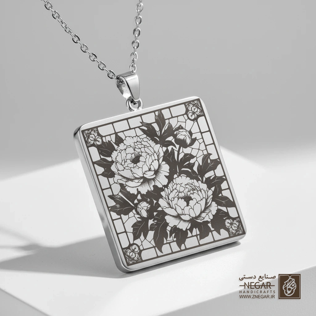 گردنبند طرح گل صدتومانی مدرن (حکاکی لیزری فایبر، مدل قاب مربع) کد 502588