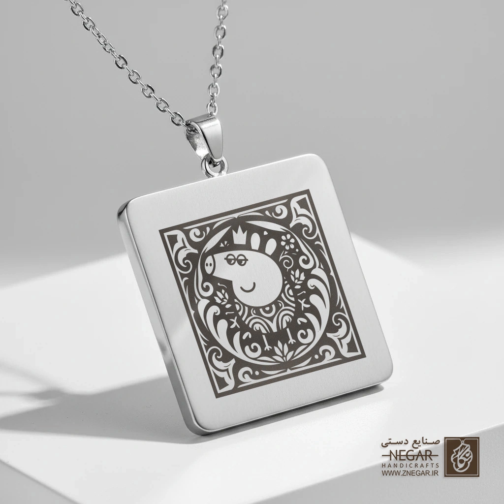 گردنبند طرح پپا پیگ - ملکه (حکاکی لیزری فایبر، مدل قاب مربع) کد 502596