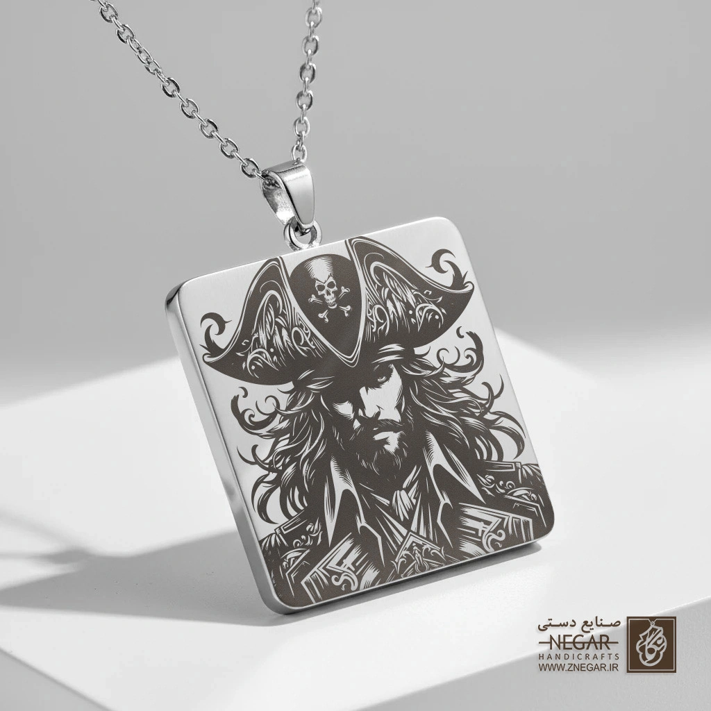 گردنبند طرح دزد دریایی - کاپیتان (حکاکی لیزری فایبر، مدل قاب مربع) کد 502644