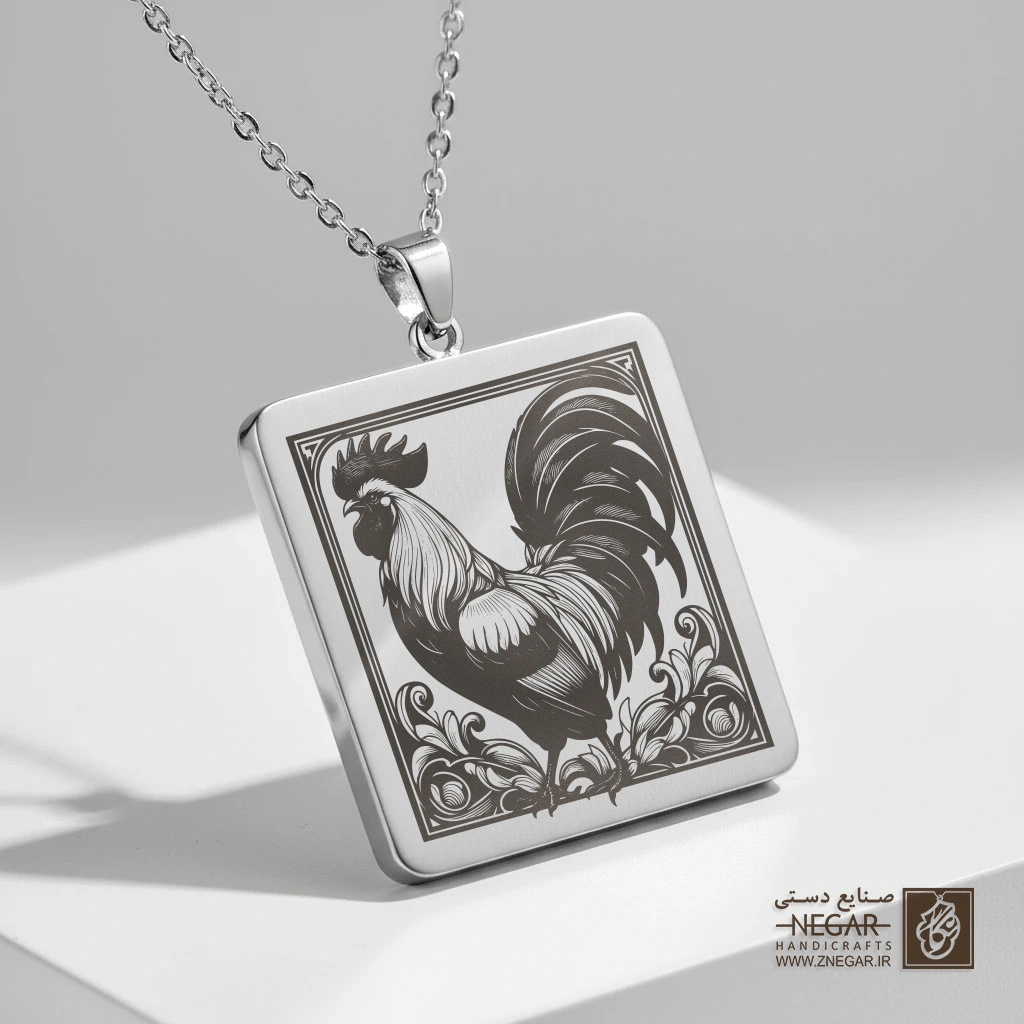 گردنبند طرح خروس با جزئیات پر (حکاکی لیزری فایبر، مدل قاب مربع) کد 502673