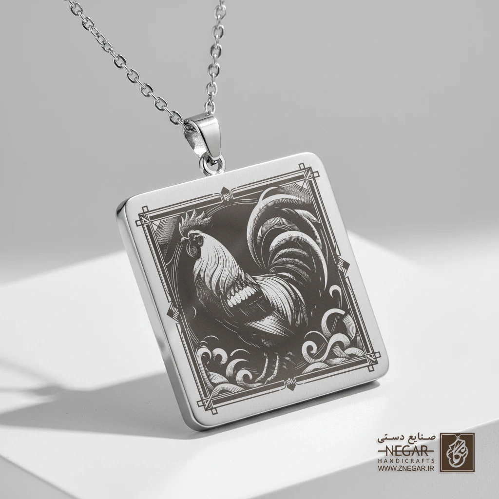 گردنبند طرح خروس در قاب مربعی (حکاکی لیزری فایبر، مدل قاب مربع) کد 502675