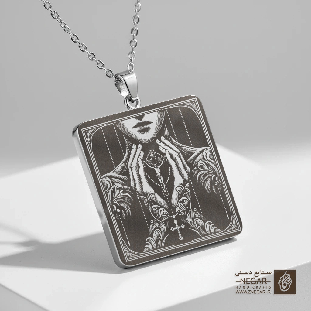 گردنبند طرح دست‌های دعاخوان - قاب کلاسیک (حکاکی لیزری فایبر، مدل قاب مربع) کد 502724