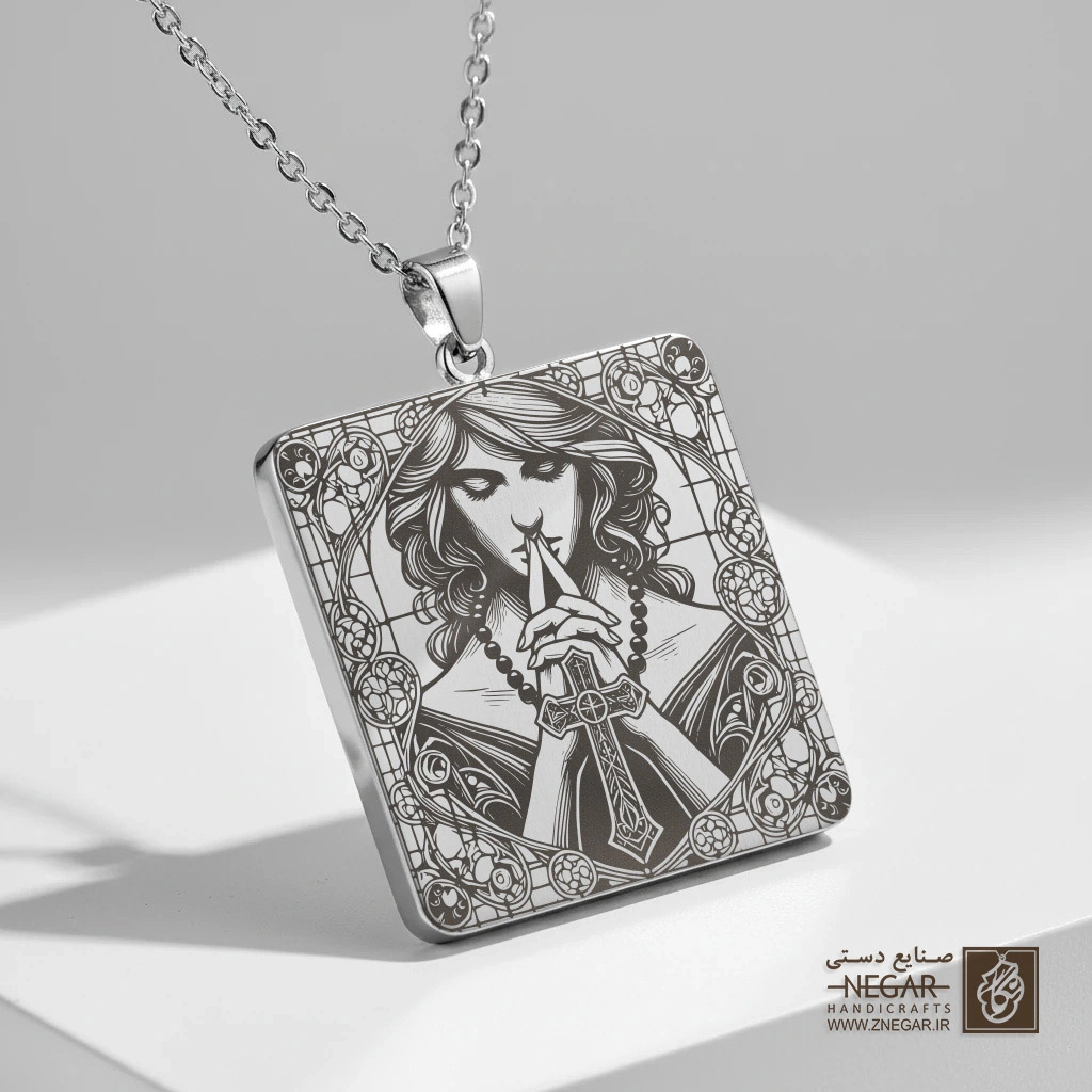 گردنبند طرح زن در حال دعا (حکاکی لیزری فایبر، مدل قاب مربع) کد 502726