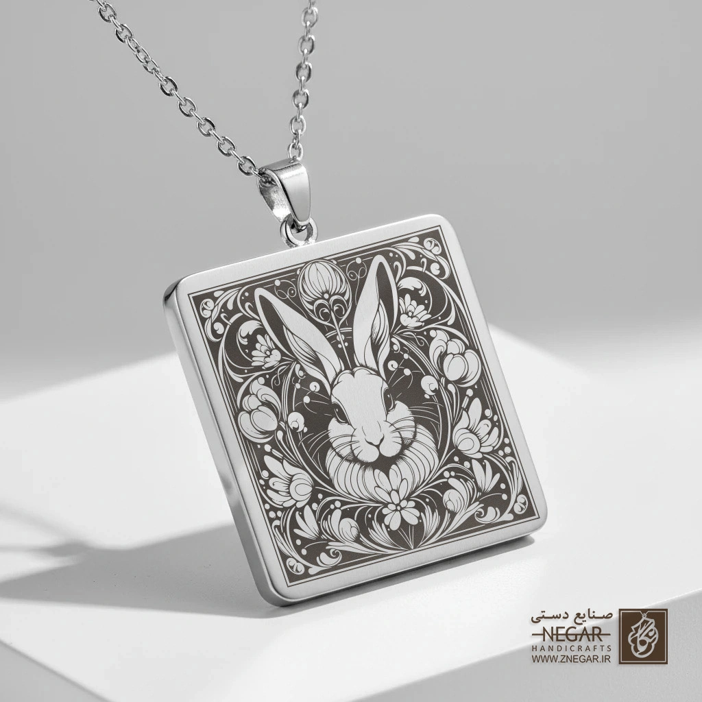 گردنبند طرح خرگوش در باغ گل (حکاکی لیزری فایبر، مدل قاب مربع) کد 502748