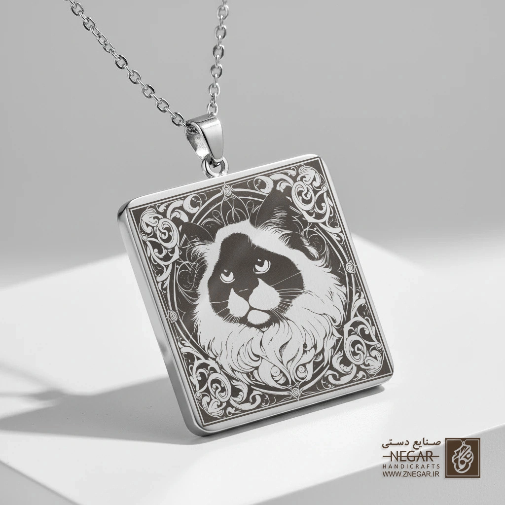 گردنبند طرح چهره گربه راگ‌دال (حکاکی لیزری فایبر، مدل قاب مربع) کد 502769