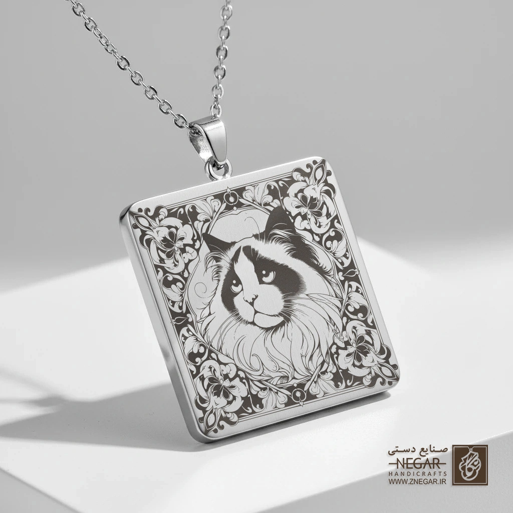 گردنبند طرح گربه راگ‌دال فانتزی (حکاکی لیزری فایبر، مدل قاب مربع) کد 502770