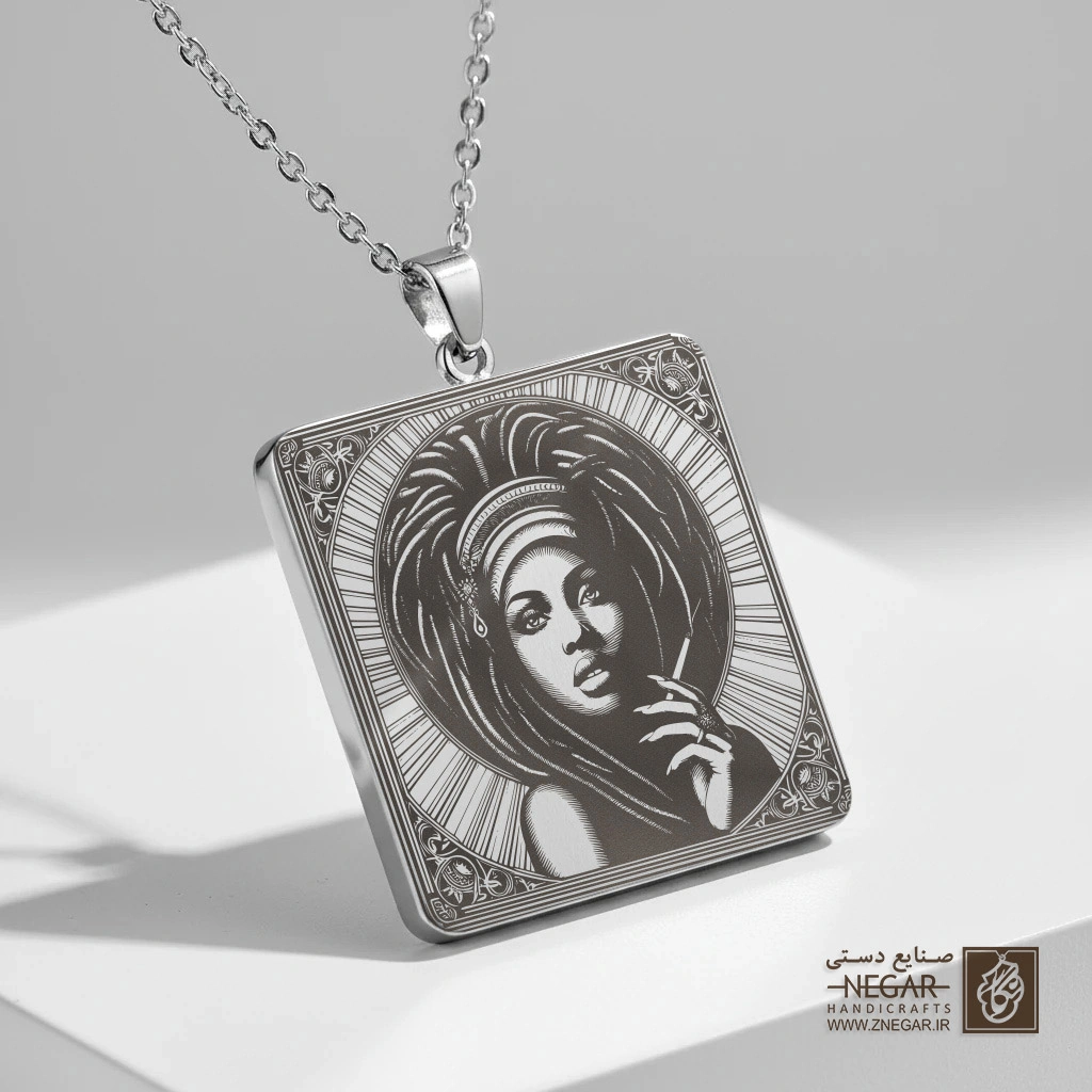 گردنبند طرح زن راستافاری (Rasta Woman) (حکاکی لیزری فایبر، مدل قاب مربع) کد 502818