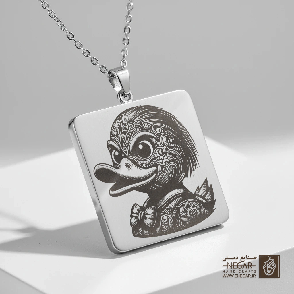 گردنبند طرح اردک پلاستیکی چاکی (Chucky Rubber Duck) (حکاکی لیزری فایبر، مدل قاب مربع) کد 502892