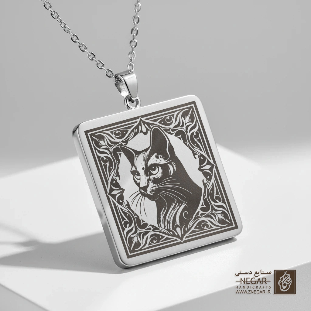 گردنبند طرح گربه نژاد روسی (Russian Blue) (حکاکی لیزری فایبر، مدل قاب مربع) کد 502893
