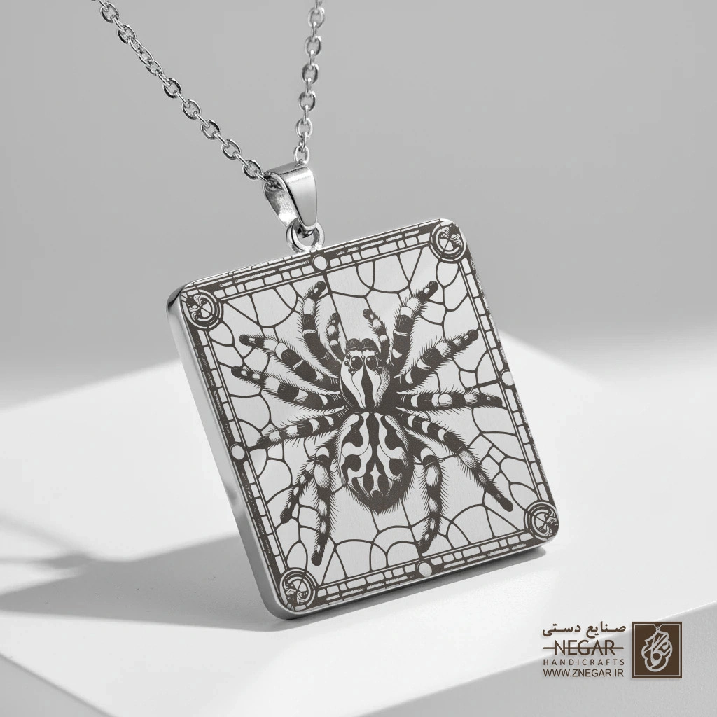 گردنبند طرح عنکبوت جهنده (حکاکی لیزری فایبر، مدل قاب مربع) کد 502910