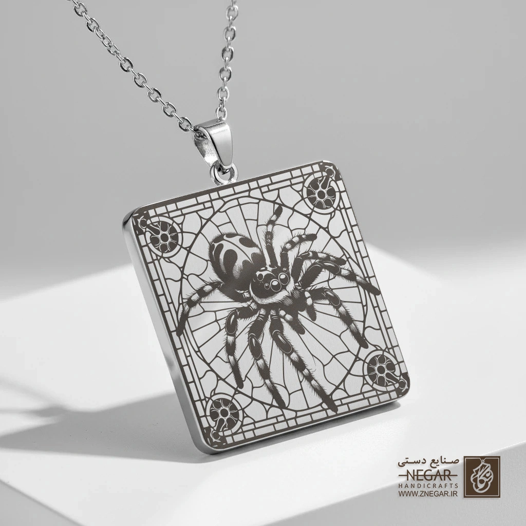 گردنبند طرح عنکبوت - کادر مربعی (حکاکی لیزری فایبر، مدل قاب مربع) کد 502912