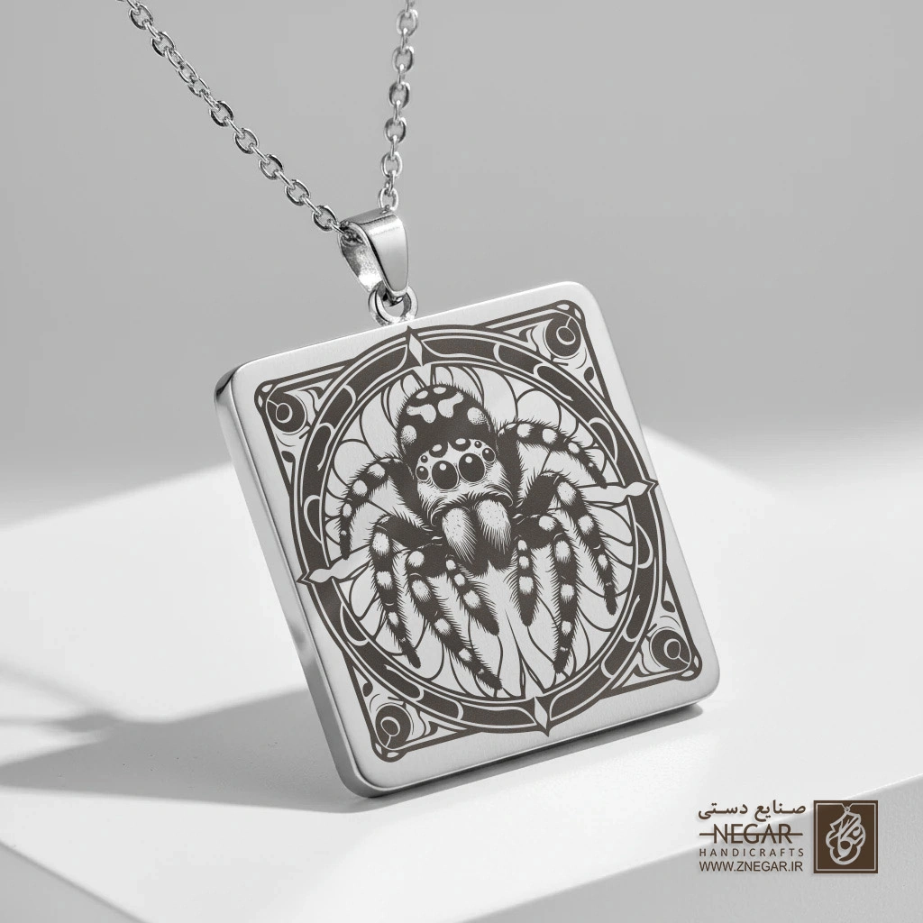 گردنبند طرح عنکبوت فانتزی (حکاکی لیزری فایبر، مدل قاب مربع) کد 502916