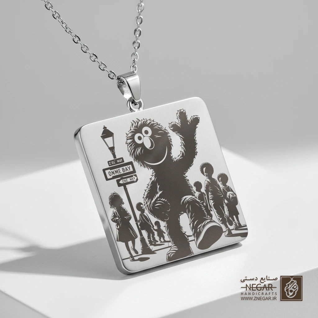 گردنبند طرح المو در خیابان (حکاکی لیزری فایبر، مدل قاب مربع) کد 502970