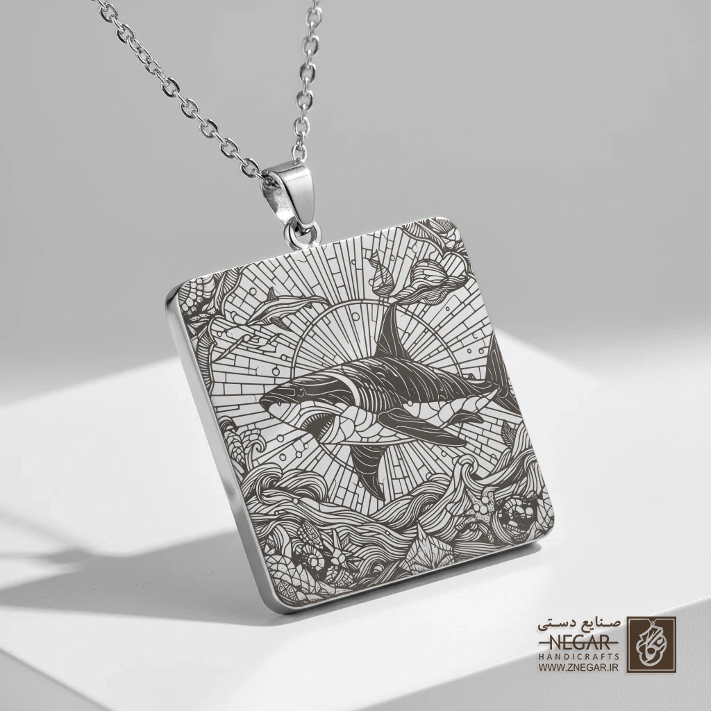 گردنبند طرح کوسه و امواج خروشان (حکاکی لیزری فایبر، مدل قاب مربع) کد 502976