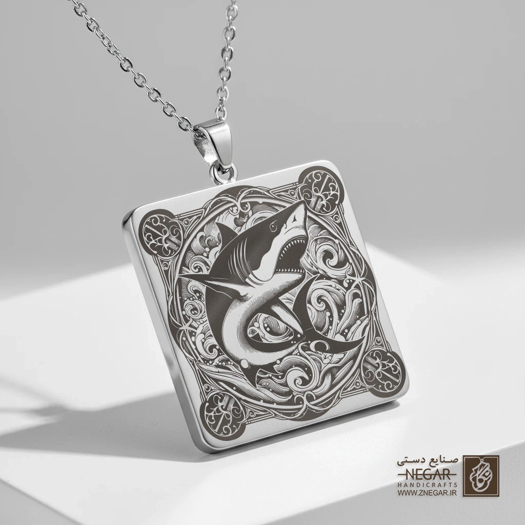 گردنبند طرح کوسه در قاب تذهیب (حکاکی لیزری فایبر، مدل قاب مربع) کد 502981