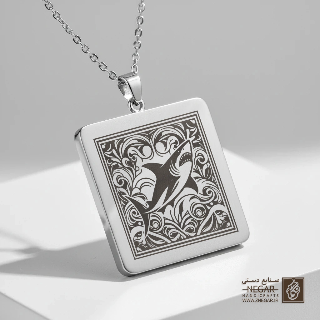 گردنبند طرح کوسه و نقوش گل و بوته (حکاکی لیزری فایبر، مدل قاب مربع) کد 502983