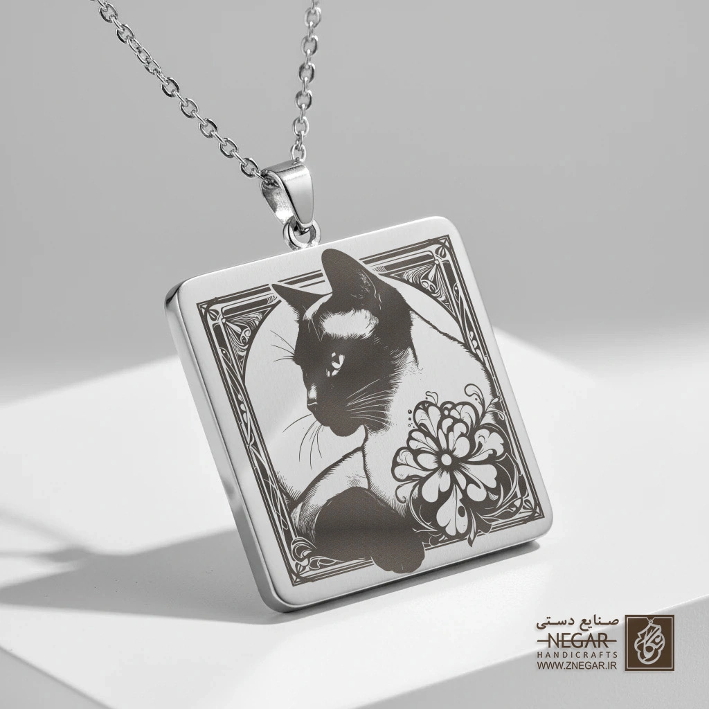 گردنبند طرح گربه سیامی و گل‌های رز (حکاکی لیزری فایبر، مدل قاب مربع) کد 503011