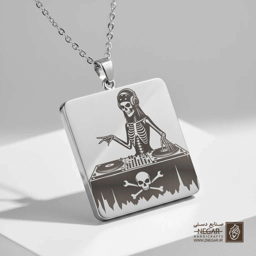 گردنبند طرح اسکلت دی‌جی (Skeleton DJ) (حکاکی لیزری فایبر، مدل قاب مربع) کد 503012