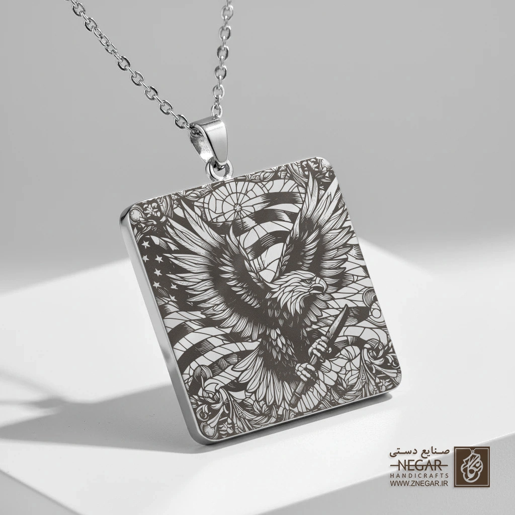 گردنبند طرح جمجمه و عقاب در آسمان شب (حکاکی لیزری فایبر، مدل قاب مربع) کد 503026