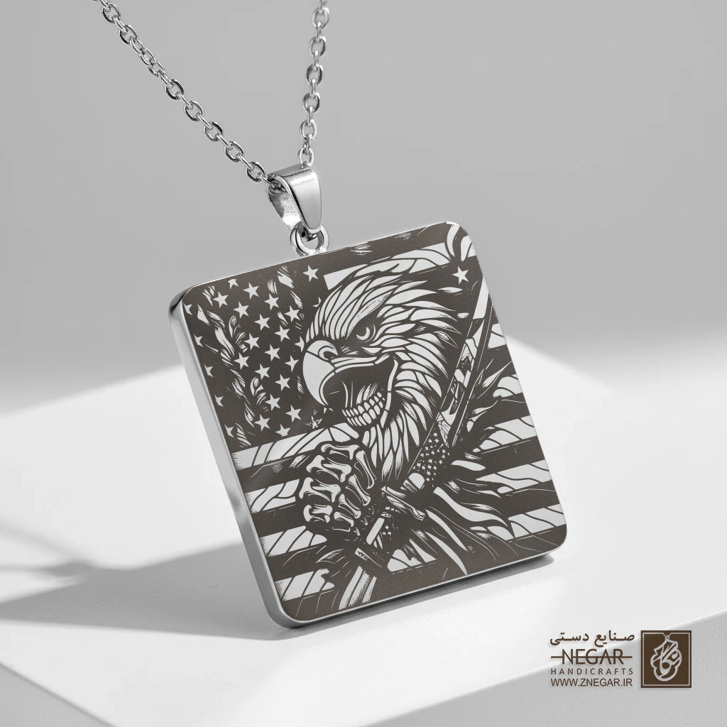 گردنبند طرح عقاب و شمشیر در میان پرچم (حکاکی لیزری فایبر، مدل قاب مربع) کد 503029