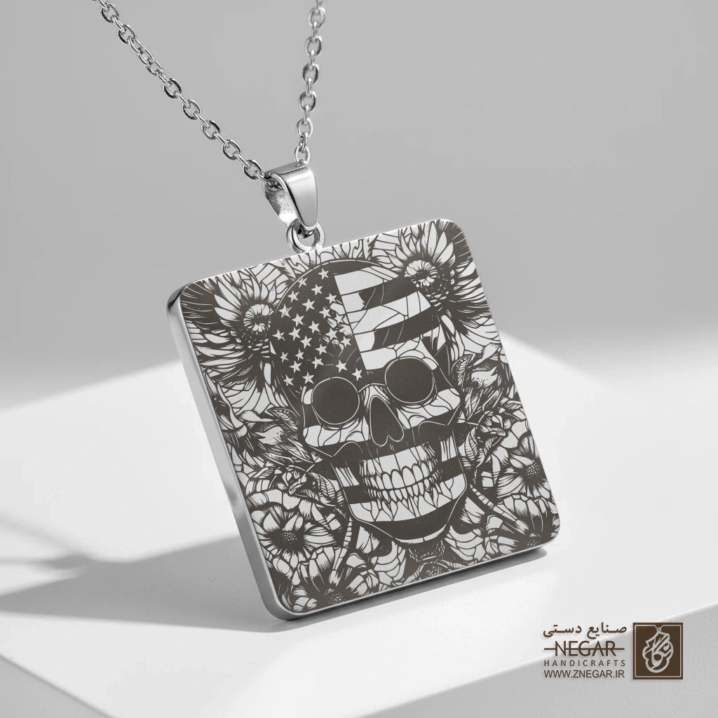 گردنبند طرح جمجمه و خورشید تابان (حکاکی لیزری فایبر، مدل قاب مربع) کد 503031