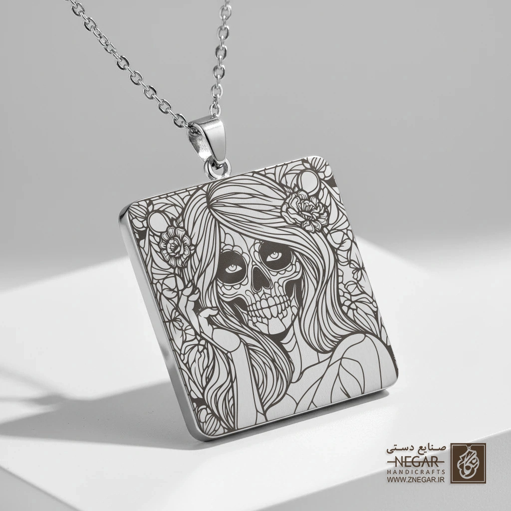 گردنبند طرح پرتره زن اسکلتی مدرن (حکاکی لیزری فایبر، مدل قاب مربع) کد 503037
