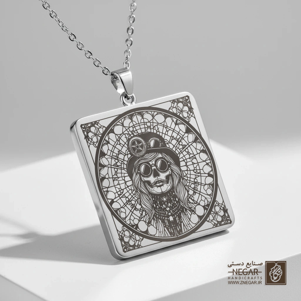 گردنبند طرح زن اسکلتی استیم‌پانک با کلاه سیلندری (حکاکی لیزری فایبر، مدل قاب مربع) کد 503039