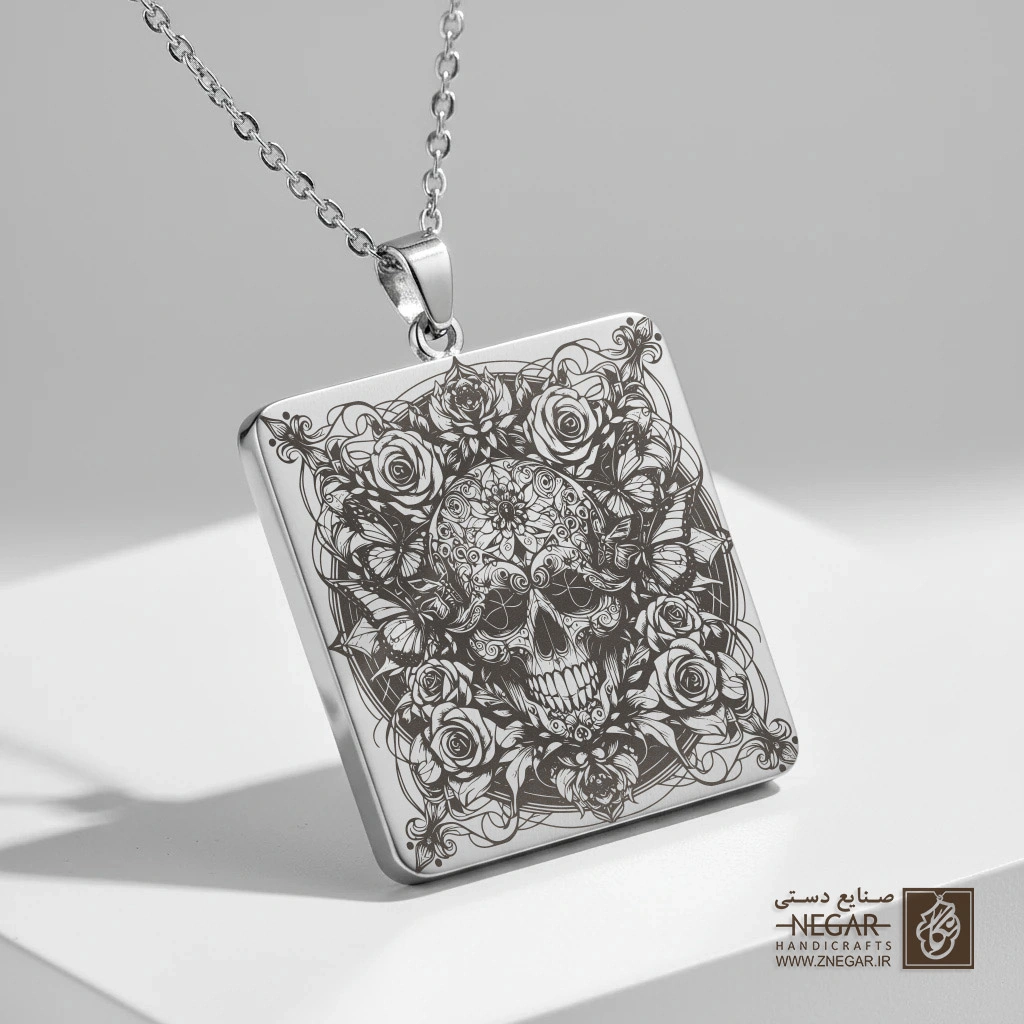 گردنبند طرح جمجمه در سبد گل‌های وحشی (حکاکی لیزری فایبر، مدل قاب مربع) کد 503058