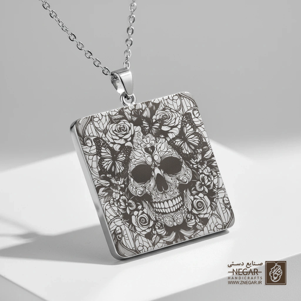 گردنبند طرح جمجمه مکزیکی و تزئینات گل (حکاکی لیزری فایبر، مدل قاب مربع) کد 503061