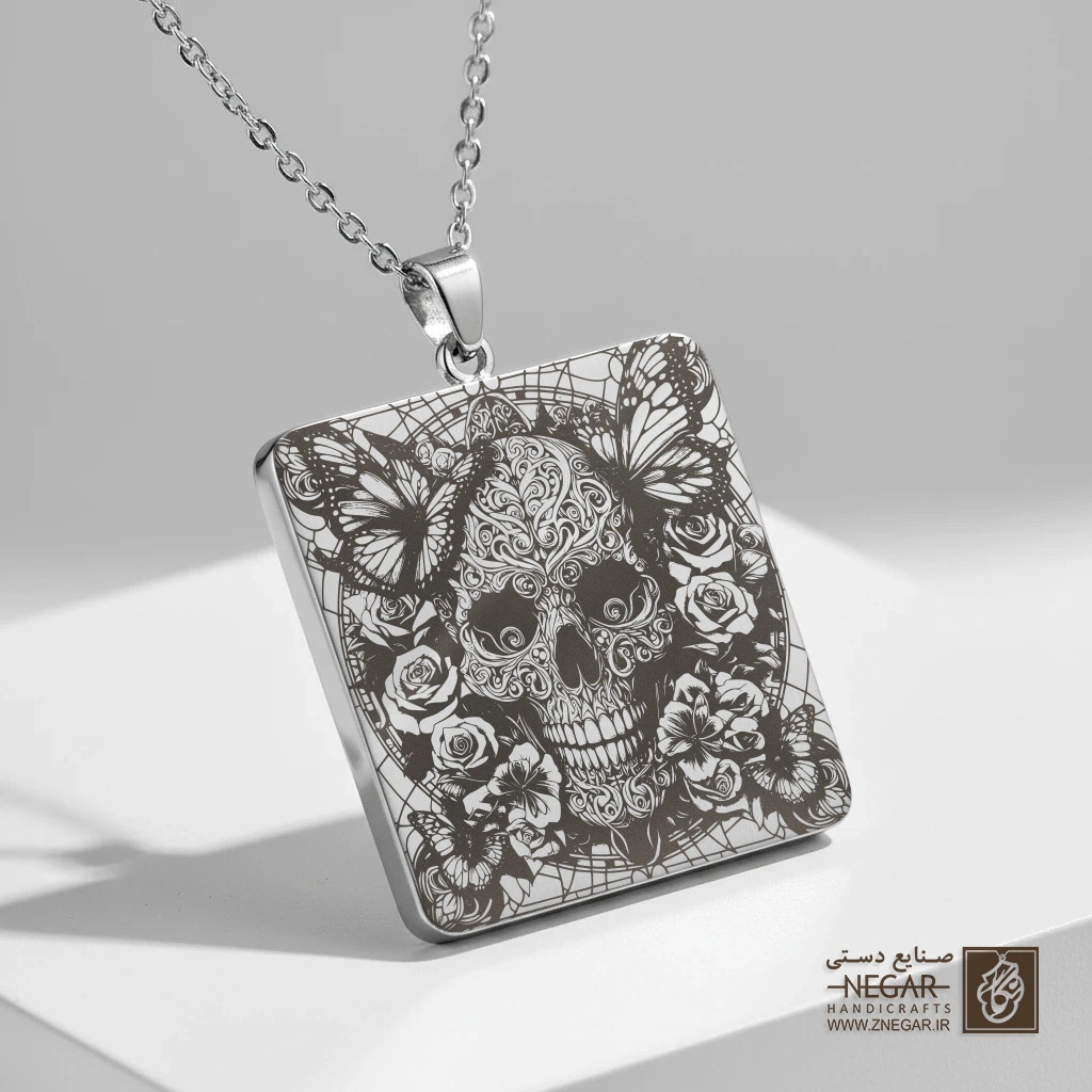 گردنبند طرح جمجمه فانتزی قاب پروانه‌ای (حکاکی لیزری فایبر، مدل قاب مربع) کد 503063
