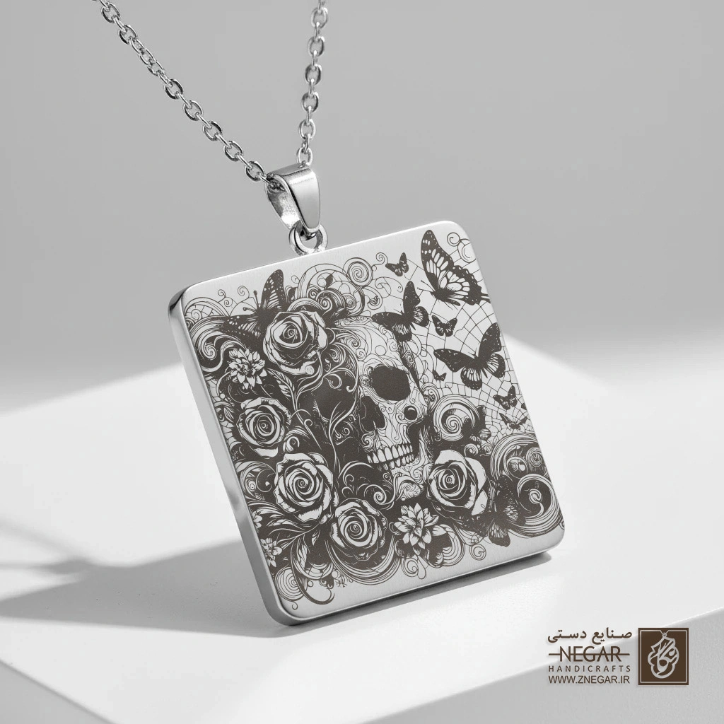 گردنبند طرح نیم‌رخ جمجمه و گل رز (حکاکی لیزری فایبر، مدل قاب مربع) کد 503068