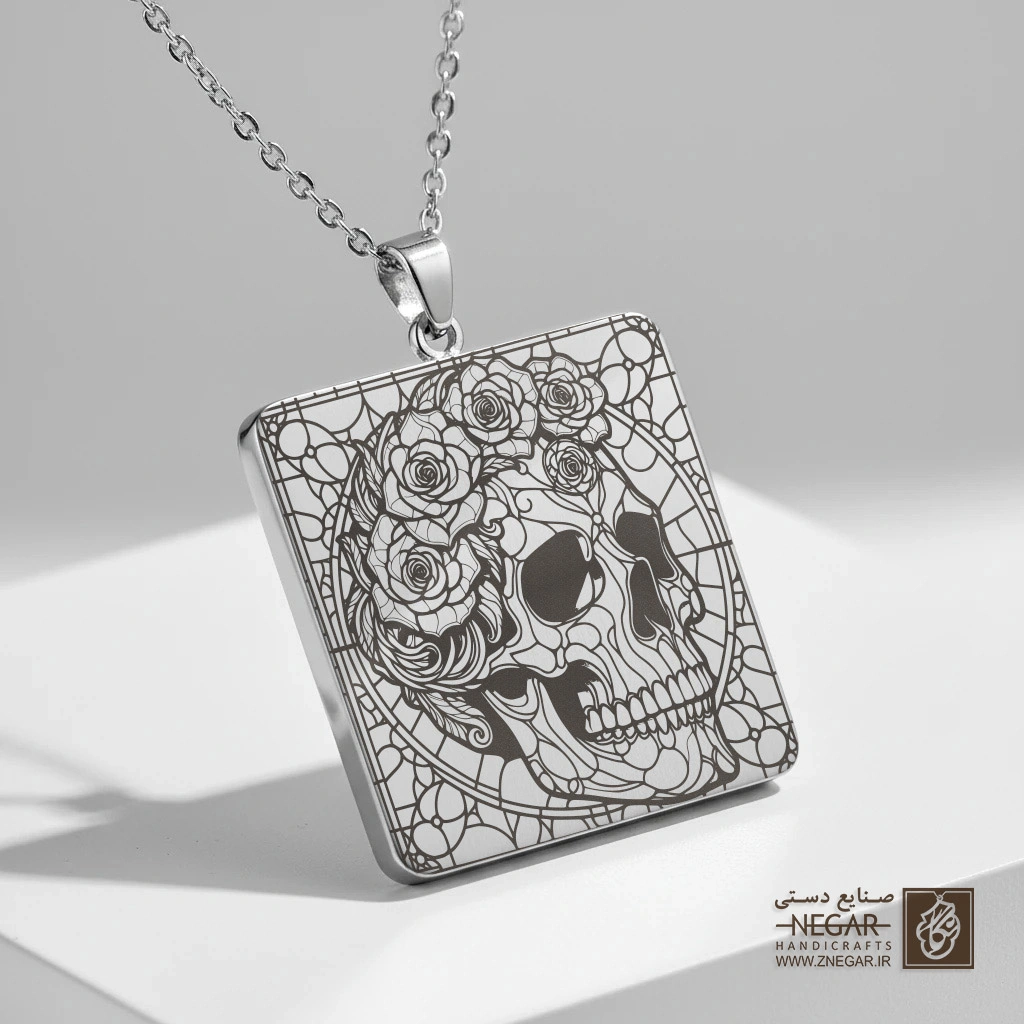 گردنبند طرح جمجمه زنانه با تاج گل رز (حکاکی لیزری فایبر، مدل قاب مربع) کد 503075