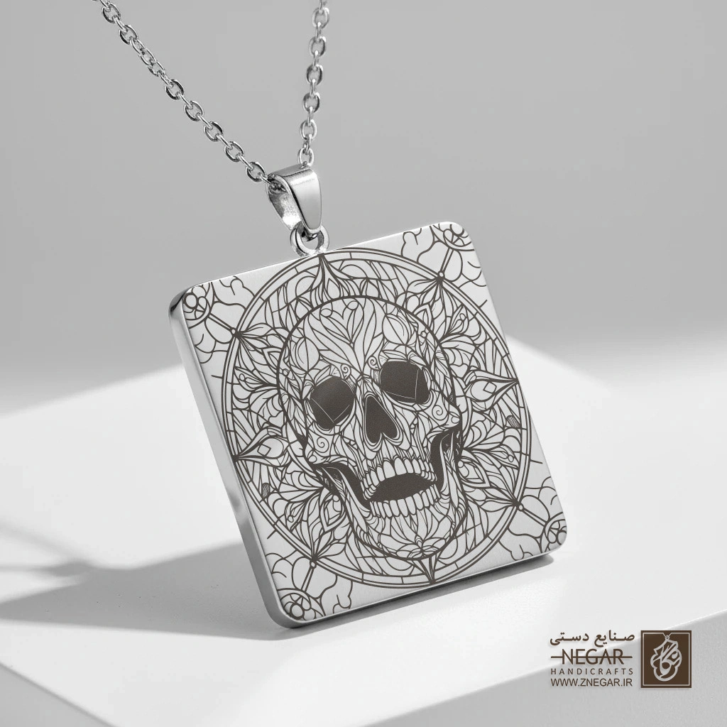 گردنبند طرح جمجمه کلاسیک در قاب خورشید (حکاکی لیزری فایبر، مدل قاب مربع) کد 503077