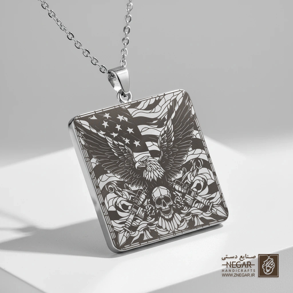 گردنبند طرح عقاب سرفراز و پرچم خطی (حکاکی لیزری فایبر، مدل قاب مربع) کد 503087