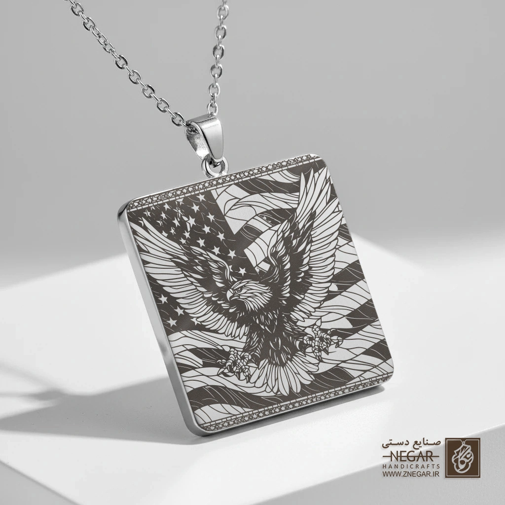 گردنبند طرح عقاب و بال‌های گشوده (سیلوئت) (حکاکی لیزری فایبر، مدل قاب مربع) کد 503092