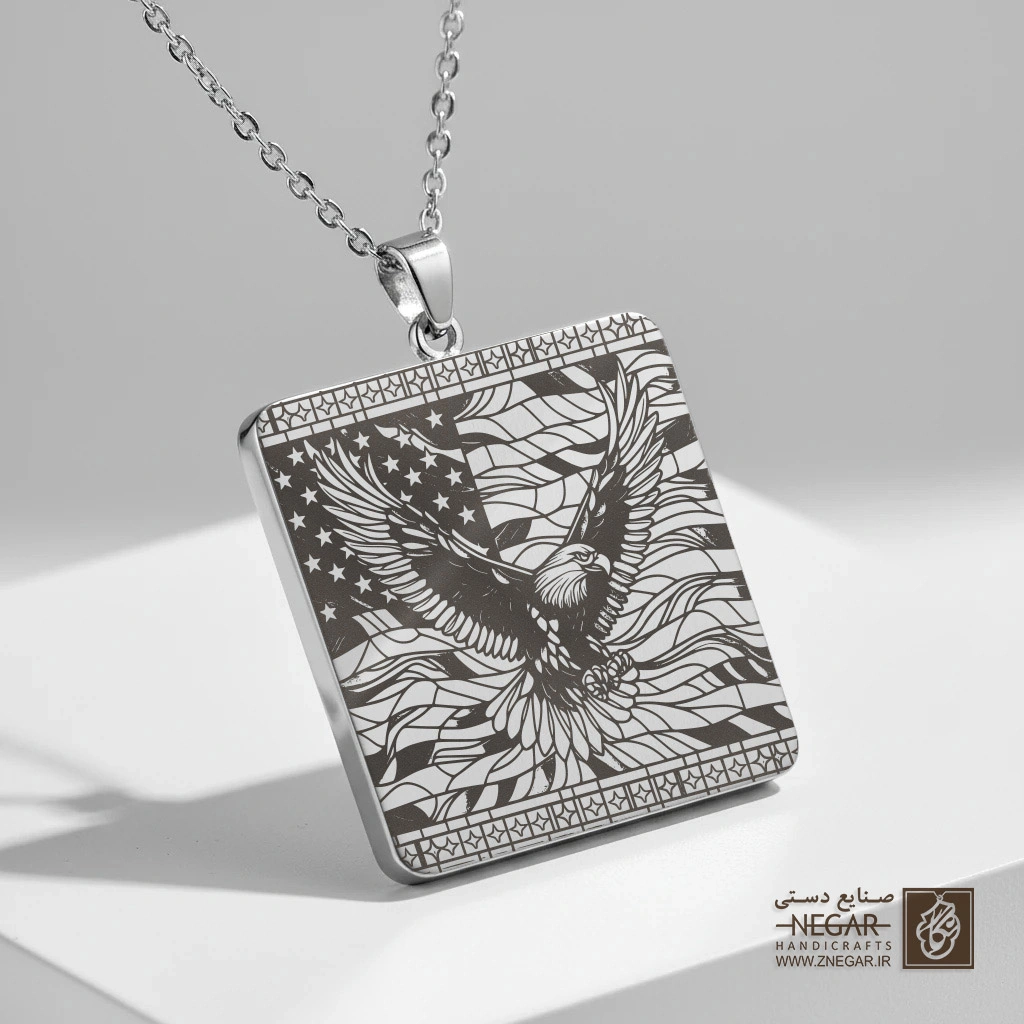 گردنبند طرح عقاب شکاری در کادر ستارگان (حکاکی لیزری فایبر، مدل قاب مربع) کد 503094