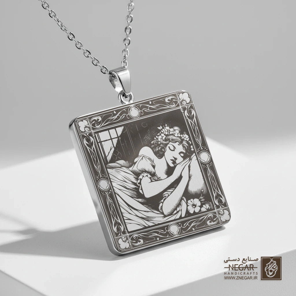گردنبند طرح پرتره زن خفته در قاب پنجره (حکاکی لیزری فایبر، مدل قاب مربع) کد 503098