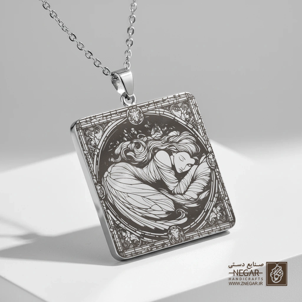 گردنبند طرح زن خفته در کادر دایره‌ای گل (حکاکی لیزری فایبر، مدل قاب مربع) کد 503101