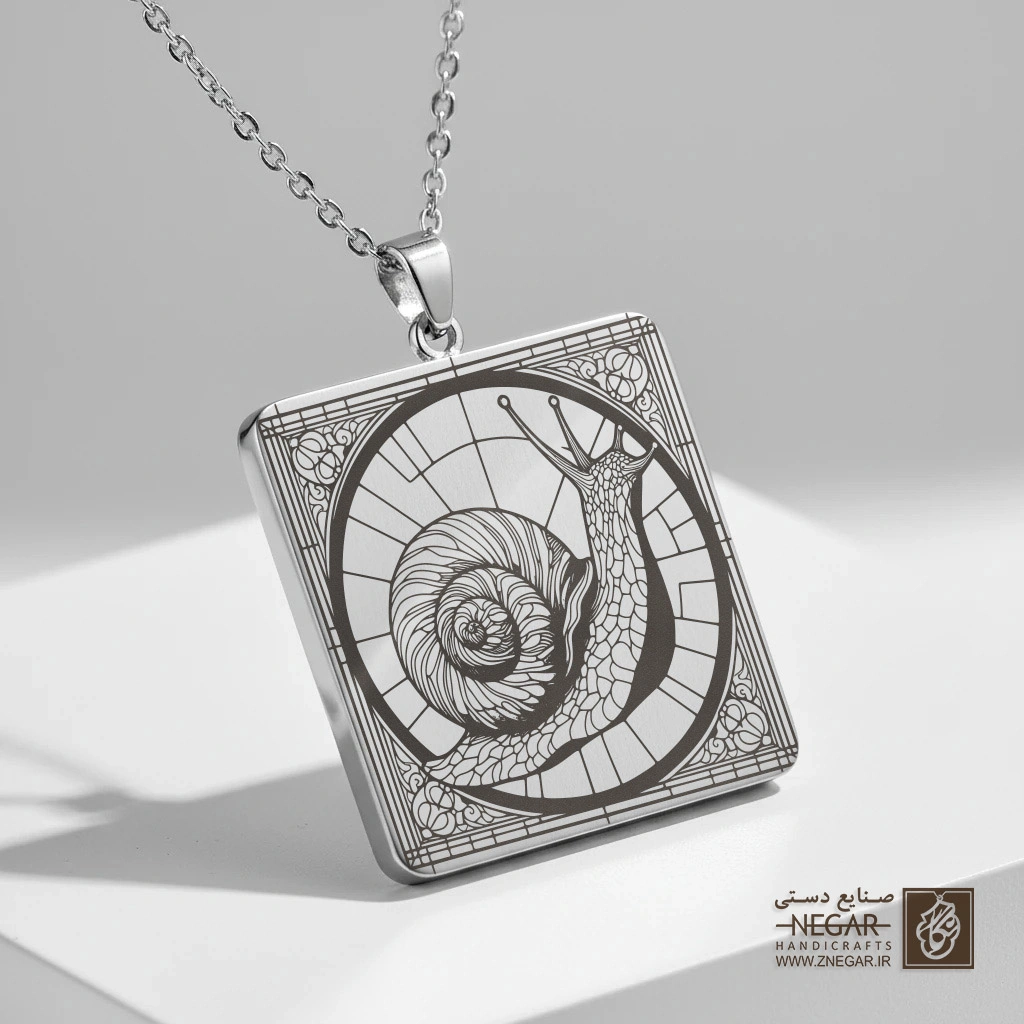 گردنبند طرح حلزون در کادر شیشه‌ای (Stained Glass) (حکاکی لیزری فایبر، مدل قاب مربع) کد 503121