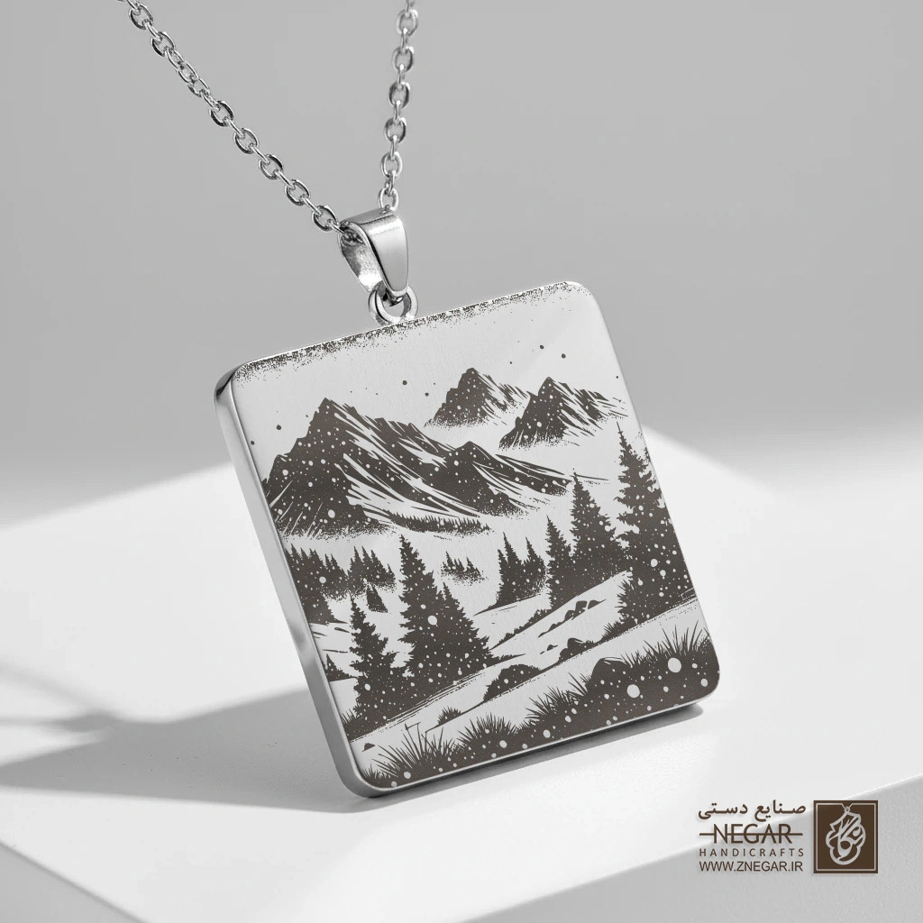 گردنبند طرح منظره کوهستان برفی (Snowing View) (حکاکی لیزری فایبر، مدل قاب مربع) کد 503133