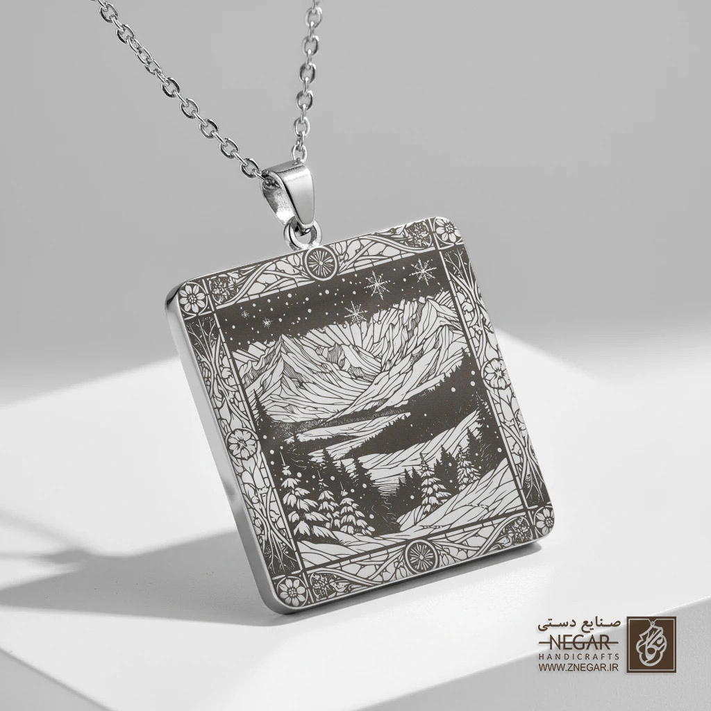 گردنبند طرح کلبه در کوهستان برفی (وینتیج) (حکاکی لیزری فایبر، مدل قاب مربع) کد 503138