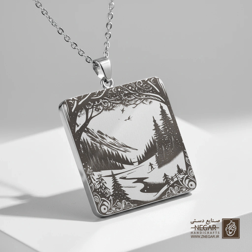 گردنبند طرح منظره برفی در قاب پنجره‌ای (حکاکی لیزری فایبر، مدل قاب مربع) کد 503141