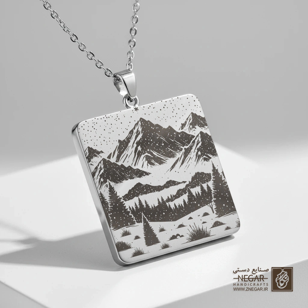 گردنبند طرح قله برفی و آسمان پرستاره (حکاکی لیزری فایبر، مدل قاب مربع) کد 503142