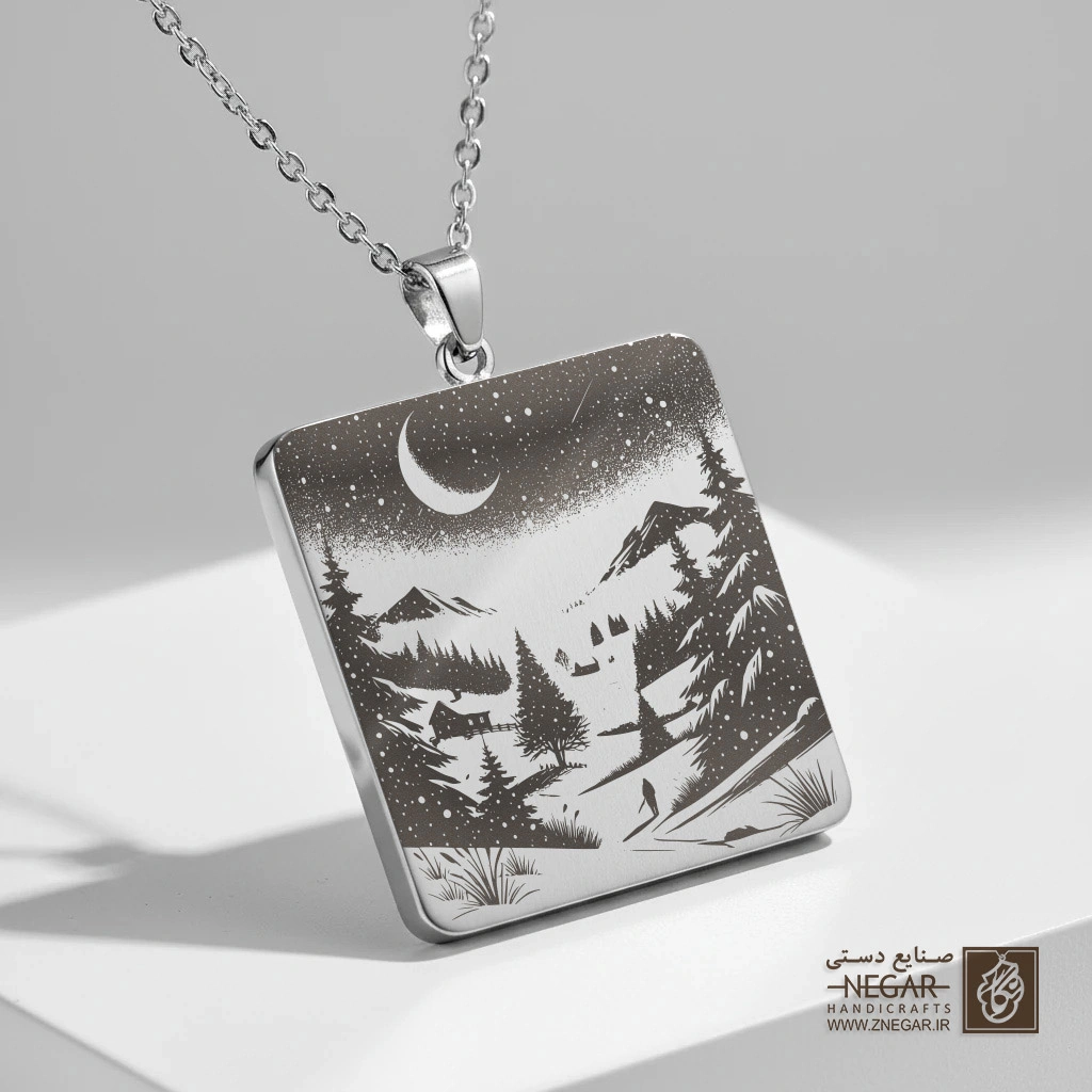 گردنبند طرح کلبه کوهستانی در شب برفی (حکاکی لیزری فایبر، مدل قاب مربع) کد 503146