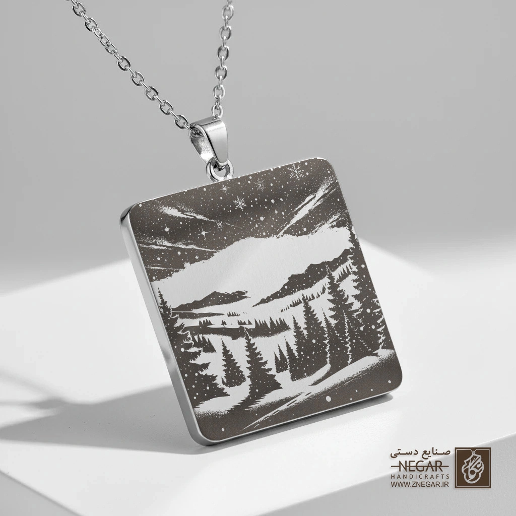 گردنبند طرح آسمان پرستاره و کوهستان (حکاکی لیزری فایبر، مدل قاب مربع) کد 503148