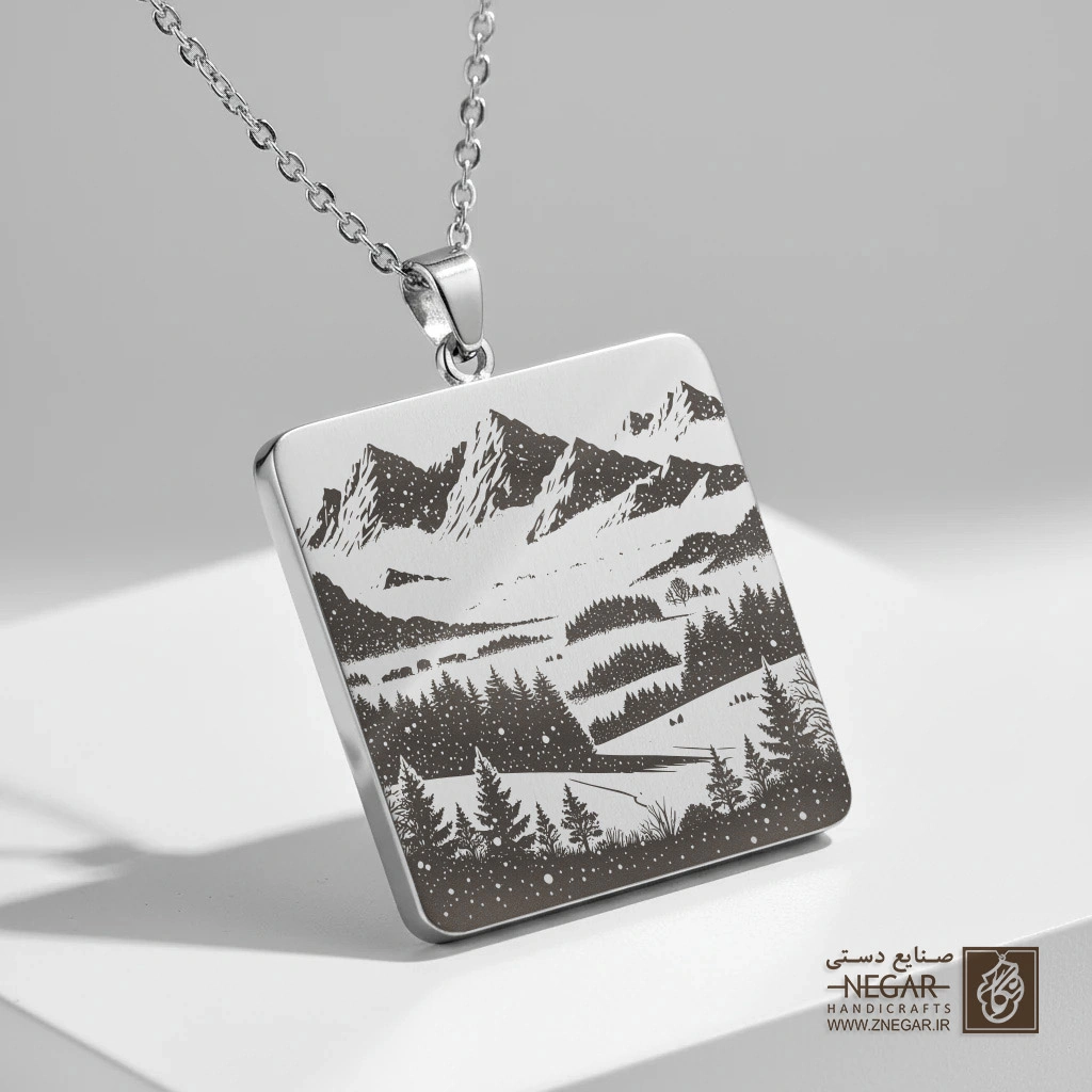 گردنبند طرح دورنمای کوهستان و دشت (حکاکی لیزری فایبر، مدل قاب مربع) کد 503149