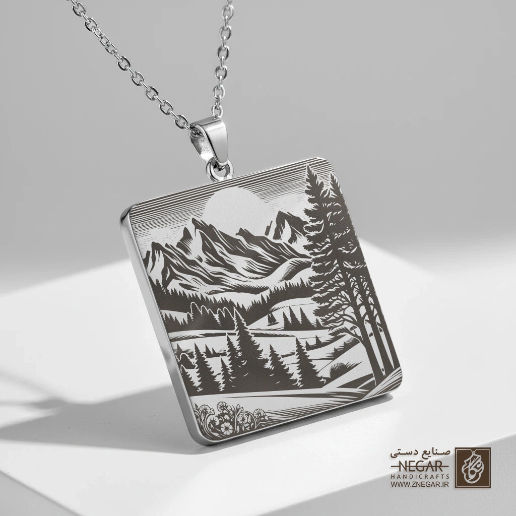 گردنبند طرح قله برفی و خورشید درخشان (حکاکی لیزری فایبر، مدل قاب مربع) کد 503153