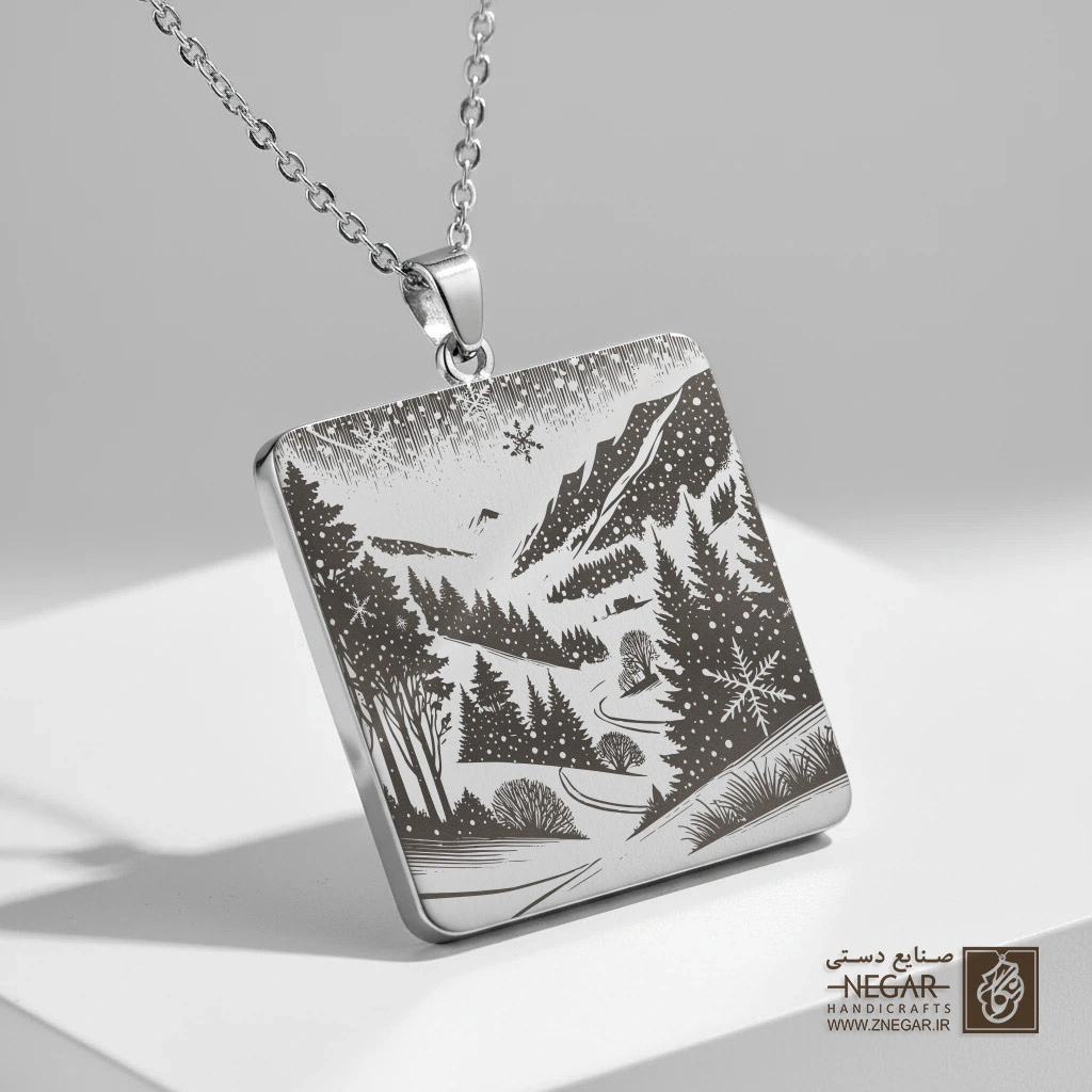 گردنبند طرح بارش برف در جنگل و کوه (حکاکی لیزری فایبر، مدل قاب مربع) کد 503154