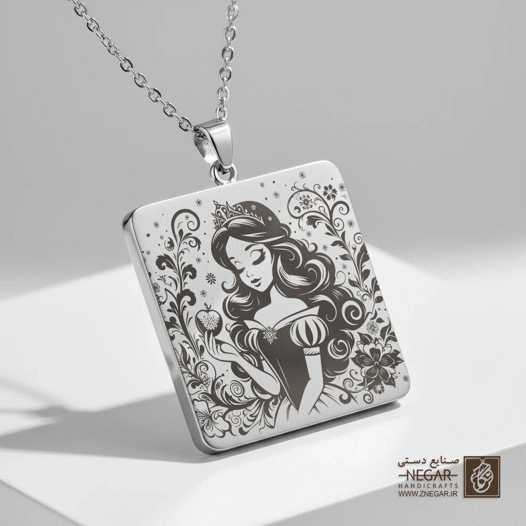 گردنبند طرح سفیدبرفی و سیب جادویی (حکاکی لیزری فایبر، مدل قاب مربع) کد 503165