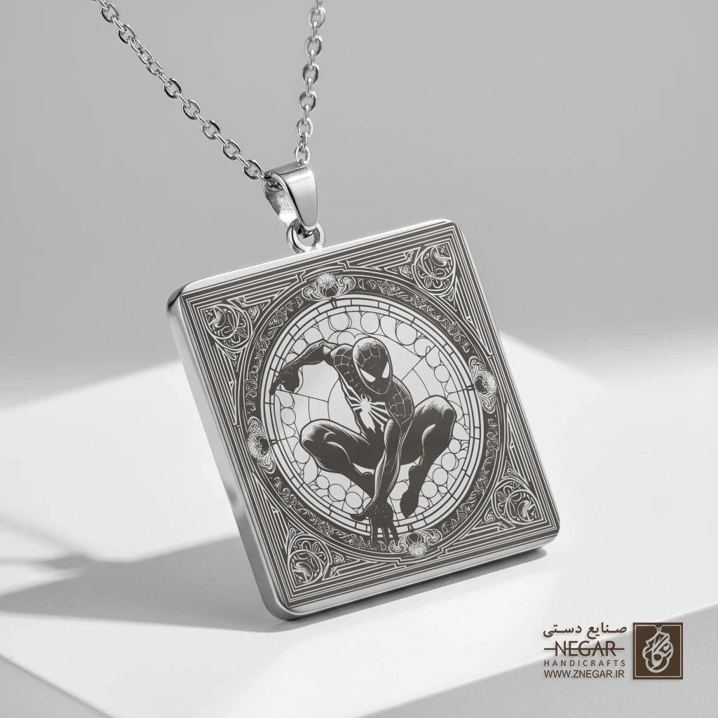 گردنبند طرح اسپایدرمن و معماری کلاسیک (حکاکی لیزری فایبر، مدل قاب مربع) کد 503211